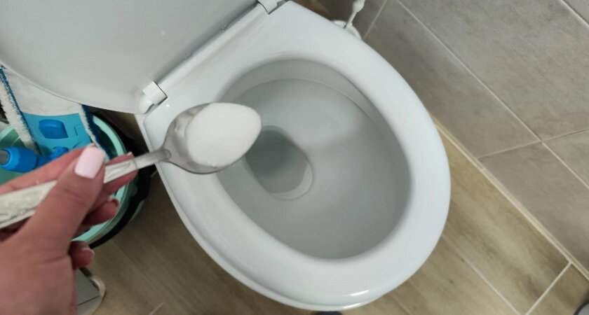    В унитаз клею туалетную бумагу и сыплю туда соль: хитрость экономии от опытных хозяек
