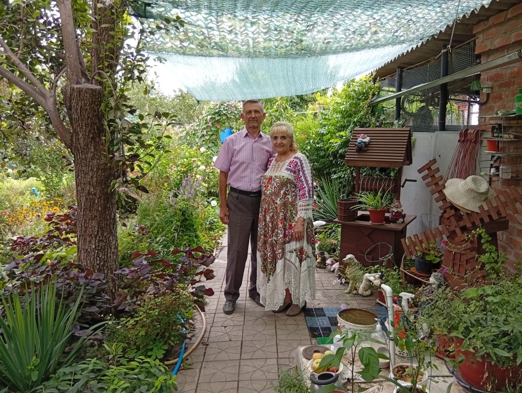    Приусадебный участок Вадима и Валентины Каленовых напоминает ожившую сказку: здесь пышные клумбы соседствуют с аккуратными грядками. Уникальным украшением служат садовые фигуры – колодец и мельница, созданные руками главы семьи / фото Виктора Семякова