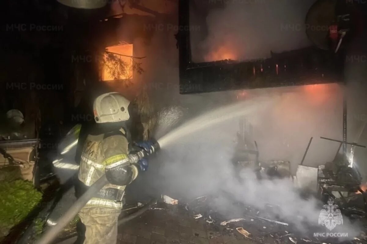    Два человека погибли в пожаре в частном доме в Екатеринбурге