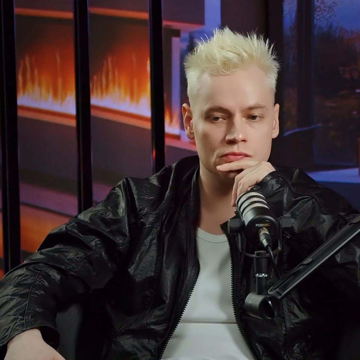 Ярослав Дронов сочиняет новую песню.