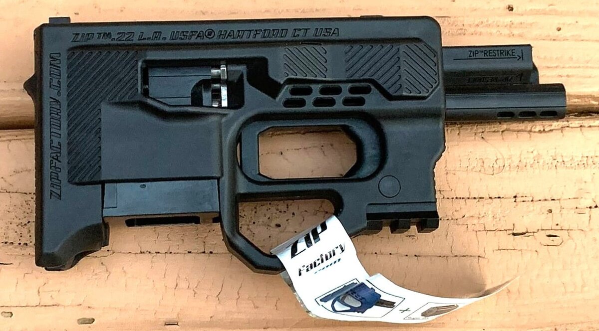 Пистолет с магазином. Вид справа.