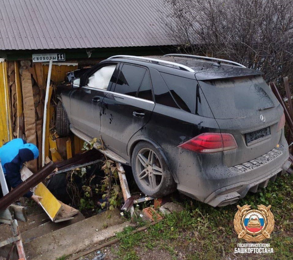    Нетрезвый водитель въехал в жилой дом в Башкирии