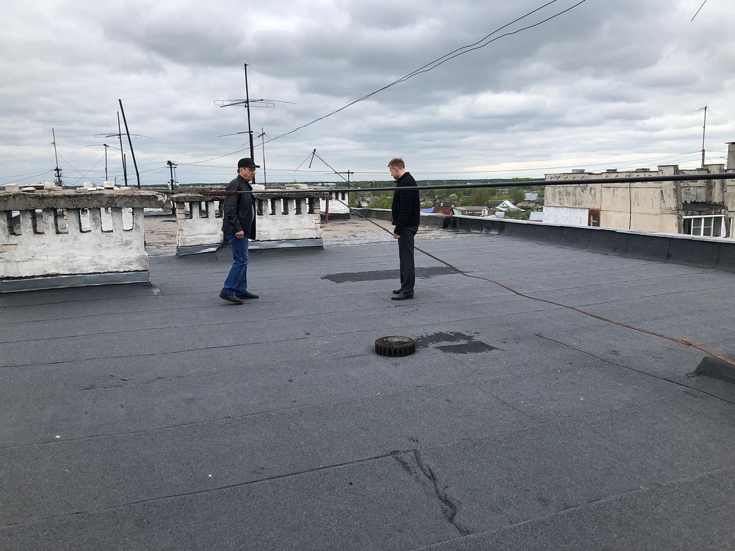    Если дом построен недавно, то виновным в текущей кровле может быть застройщик.