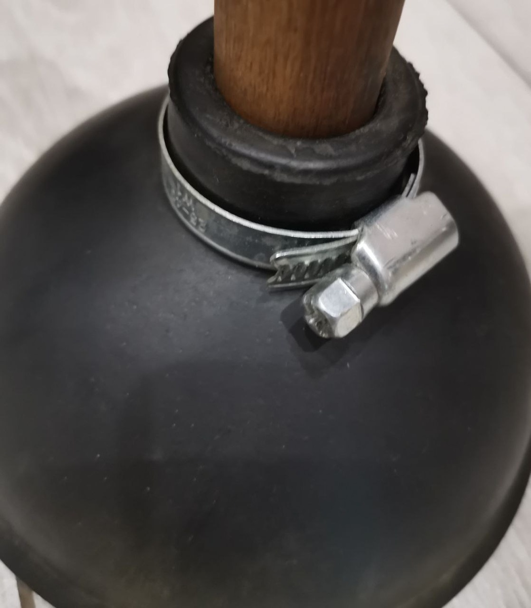 Метод закрепить резинку на ручке вантуза, подходящим по диаметру автомобильным хомутом