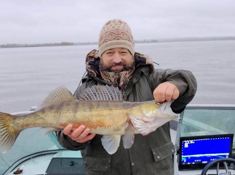    Ему удалось поймать судака весом в 3,3 кг