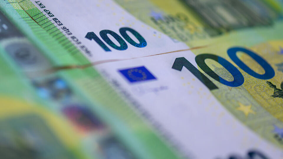     FT: французы выводят средства из страны на фоне политического кризиса Hendrik Schmidt/dpa/picture-alliance/TASS