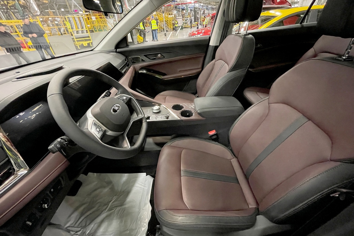 Москвич 8 оказался никому не нужен, а завод готовит уже новый 7-местный кроссовер. Источник иллюстрации - auto.ru