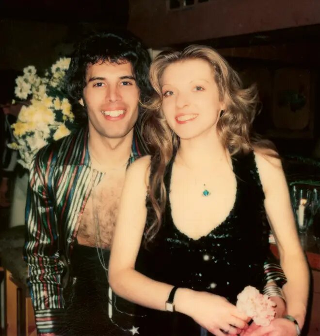 Фото из личной коллекции Мэри Остин, такие молодые, счастливые, Фредди обнимает свою любимую за талию, рука в руке, а в другой у нее нежный цветок. Это ли не любовь, такие открытые улыбки и молодость, хотя уже и не ранняя. На этом фото они уже вместе очень давно... И официальное расставание прошло давненько. В книге Лэсли-Энн Джонс есть одна главная правда-что они были вместе  всегда. Я так и думала еще до ее книги. Ведь факты говорили сами за себя, а остально лишь флер вокруг известной персоны, помогающий загадочному имиджу и усиливающий продажи и хорошие отношения в британских кругах