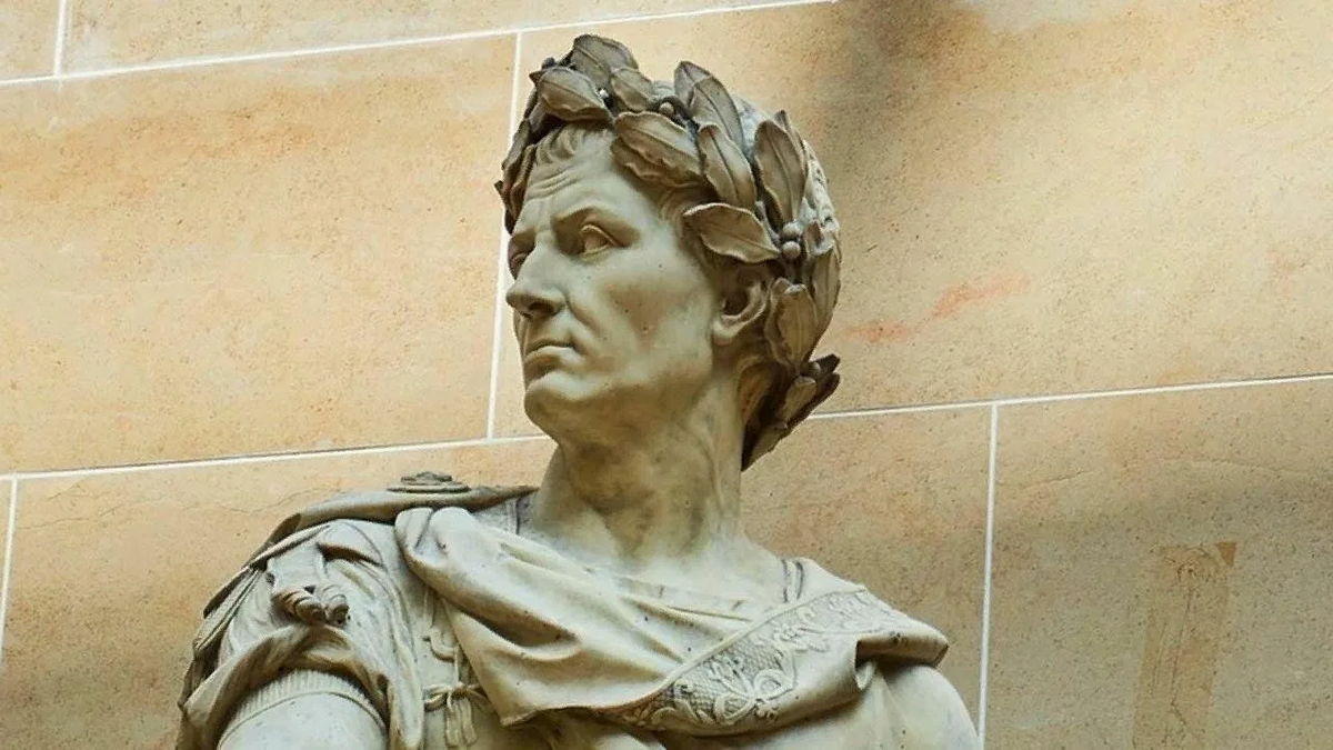Статуя Юлия Цезаря в лавровом венце