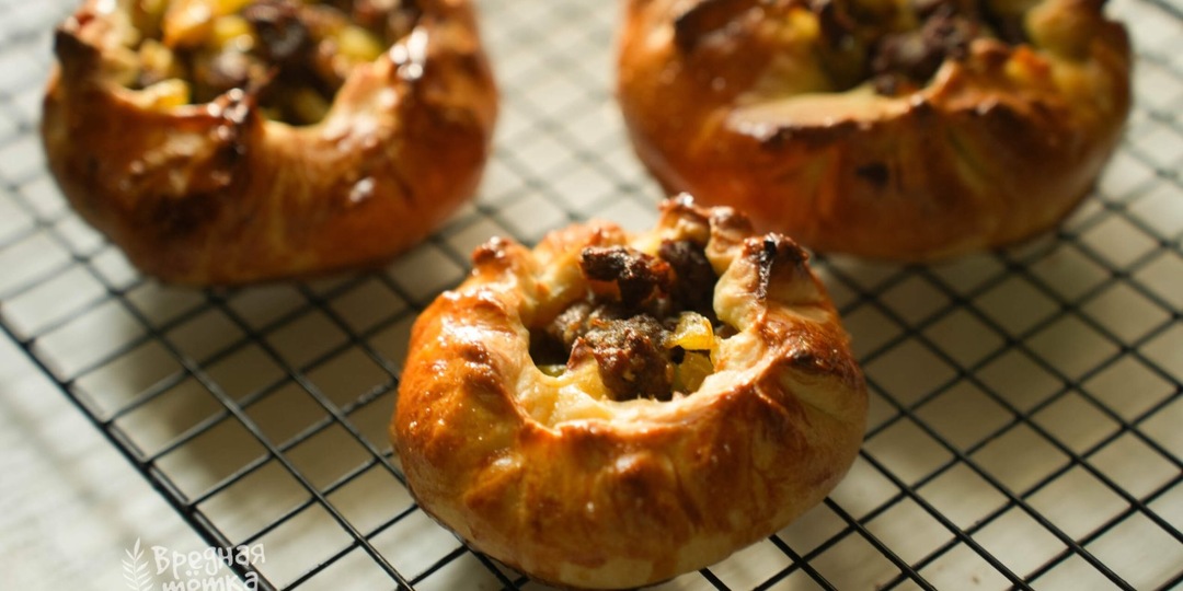 Оставалось тесто и кусочек фарша, приготовила пирожки с квашеными томатами