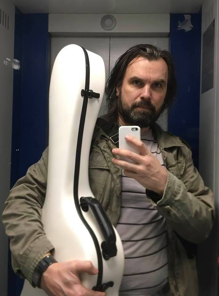 Прижимая гитару как дорогую подругу, еду в мастерскую или на концерт. 2024 год.