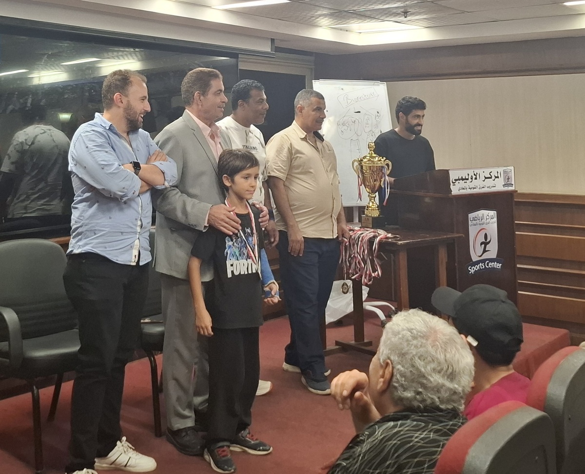 Юнис получает серебряную медаль