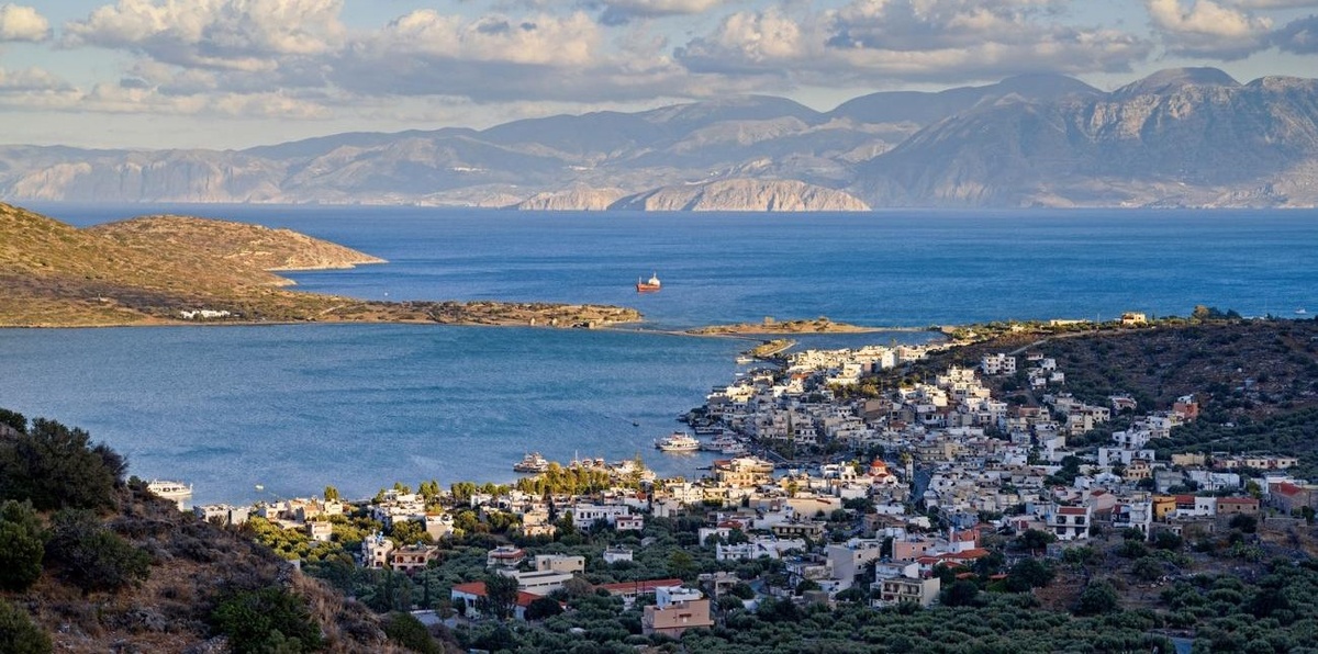 Курорт Элунда и великолепный залив Мирабелло. В середине фото видна песчая коса, перешеек между Спиналонгой и Элундой. 