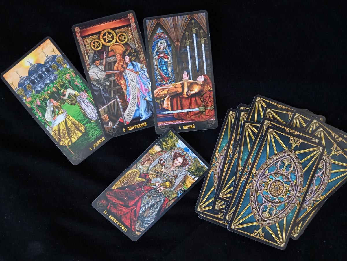 Таро для Близнецов на текущий месяц