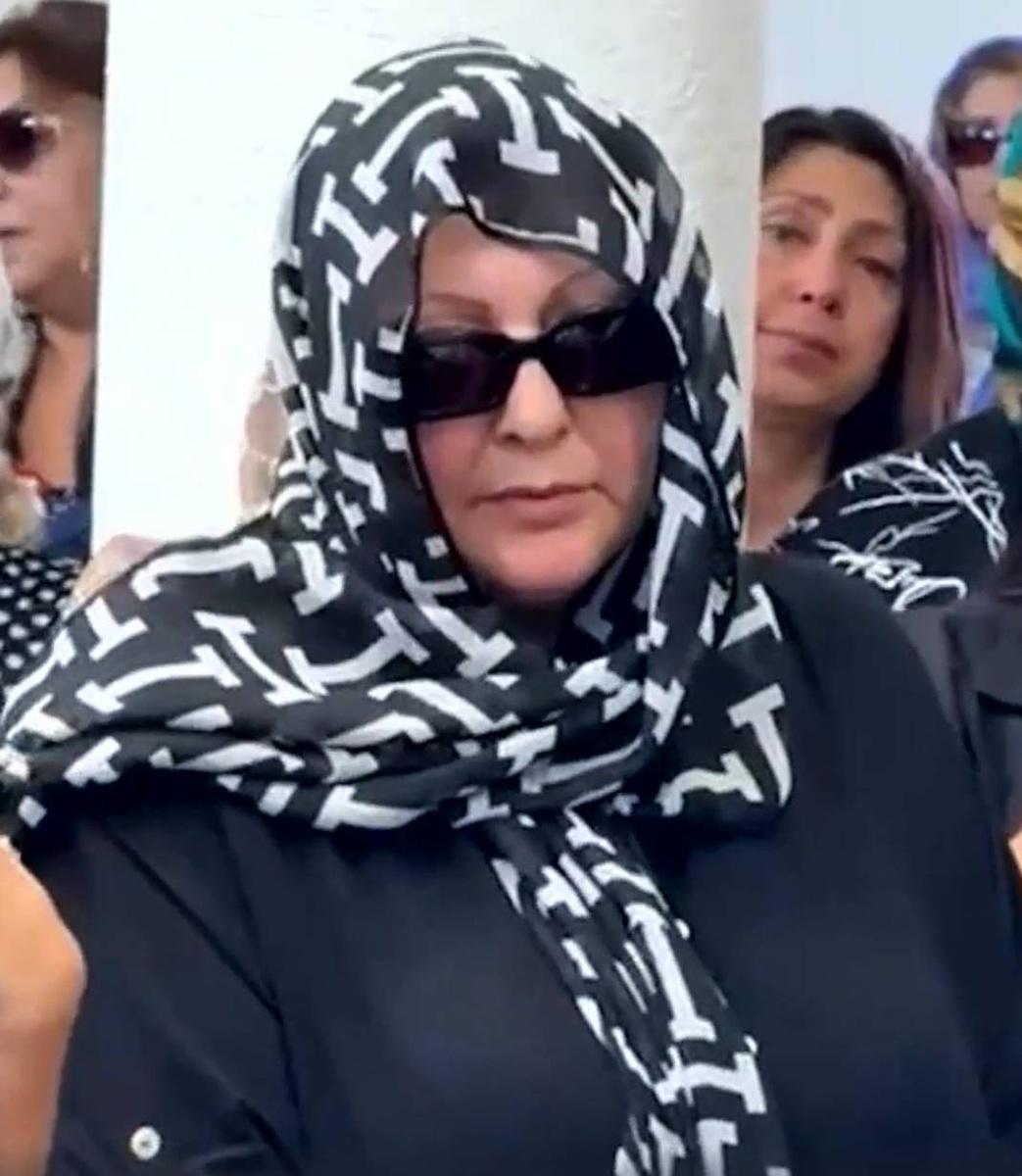    Вдова Ефрема Амирамова на его похоронахКадр из видео