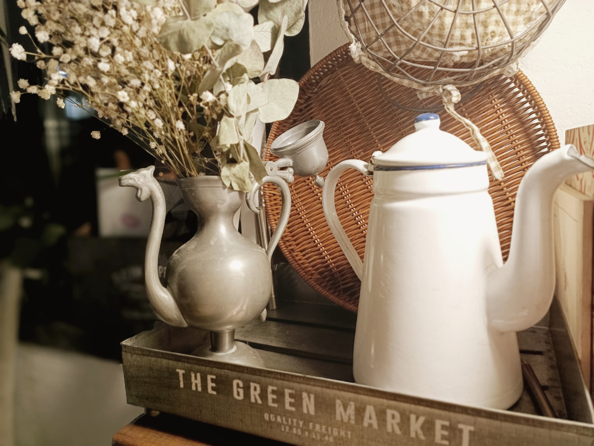 В оловянном кувшине теперь живут сезонные сухоцветы