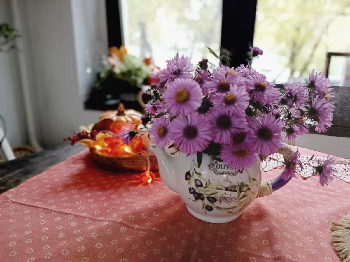 Этот чайник с композицией был подарен мне на день рождения дочери, он и положил начало коллекции чайников-ваз