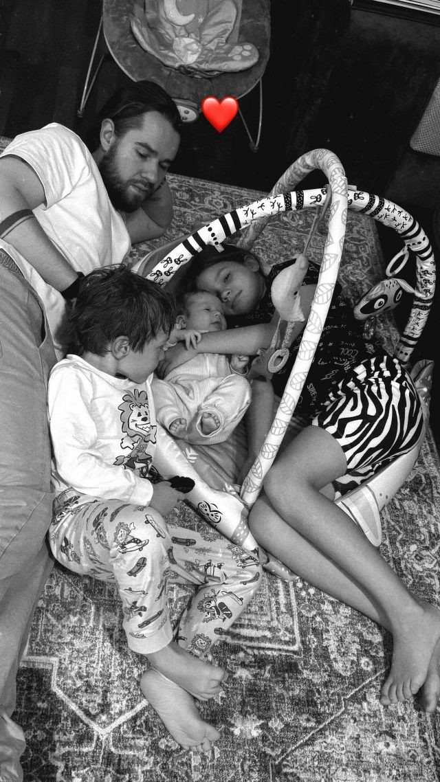    Олег Ледвич вместе с детьми. Фото: социальные сети