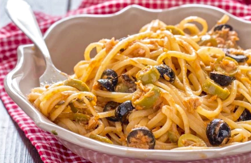 Паста «Аль Тонно» с тунцом и оливками.