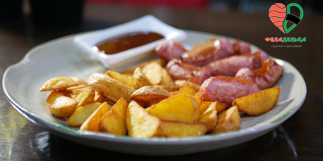 Аппетитно хрустящий картофель по-деревенски с ароматными баварскими сосисками