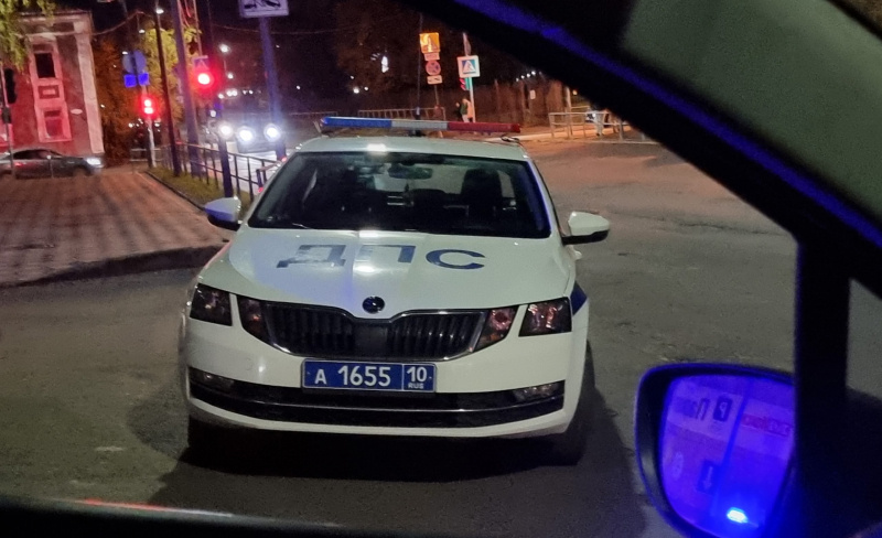    Неизвестный водитель перекрыл въезд в тороговый центр ПетрозаводскаИрина Яковлева