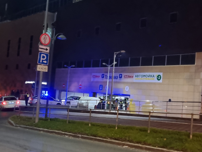    Неизвестный водитель перекрыл въезд в тороговый центр ПетрозаводскаИрина Яковлева