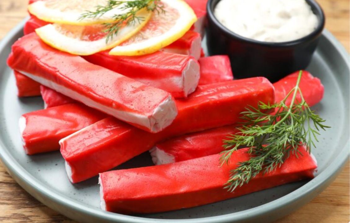    Просто разворачиваю крабовые палочки и заливаю маслом: сметается вкуснятина за милую душу