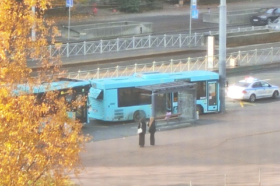    Два лазурных автобуса столкнулись на Савушкина утром 19 октября. Фото: телеграм-канал «Мегаполис | ДТП и ЧП | Санкт-Петербург | Питер»