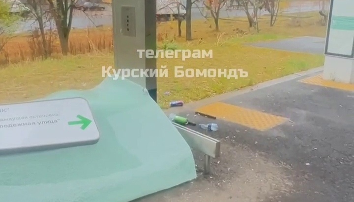     В Курске вандалы повредили трамвайную остановку "КПК"