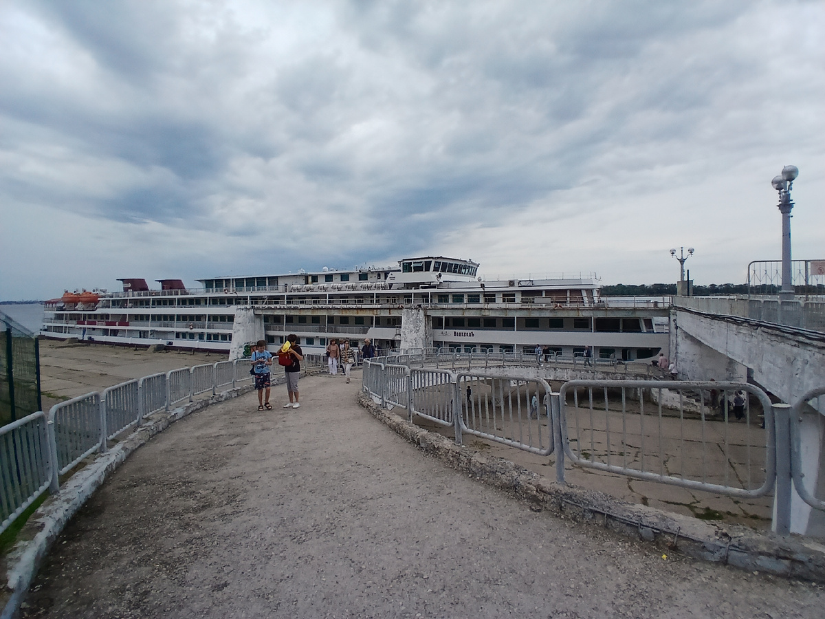 Теплоход "Александр Суворов" на причале Самары. Листайте галерею