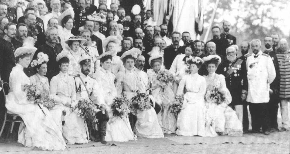 Вместе с государем-императором и другими представителями царской семьи. Князь Н.Н.Чолокаев в первом ряду - в темном сюртуке и белых брюках. Фото из открытого источника.