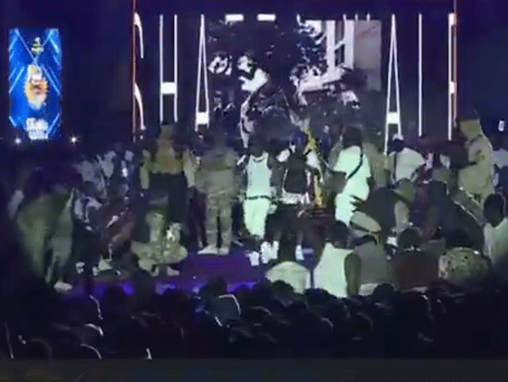 Шатта Уэйл кидает в толпу деньги на Площади Независимости, Аккра