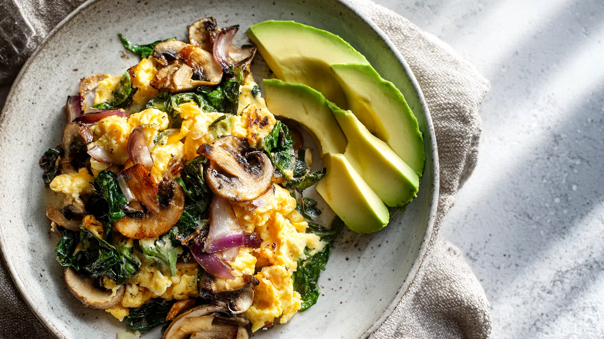 Пышный скрэмбл с характером — заряд бодрости и лёгкого превосходства