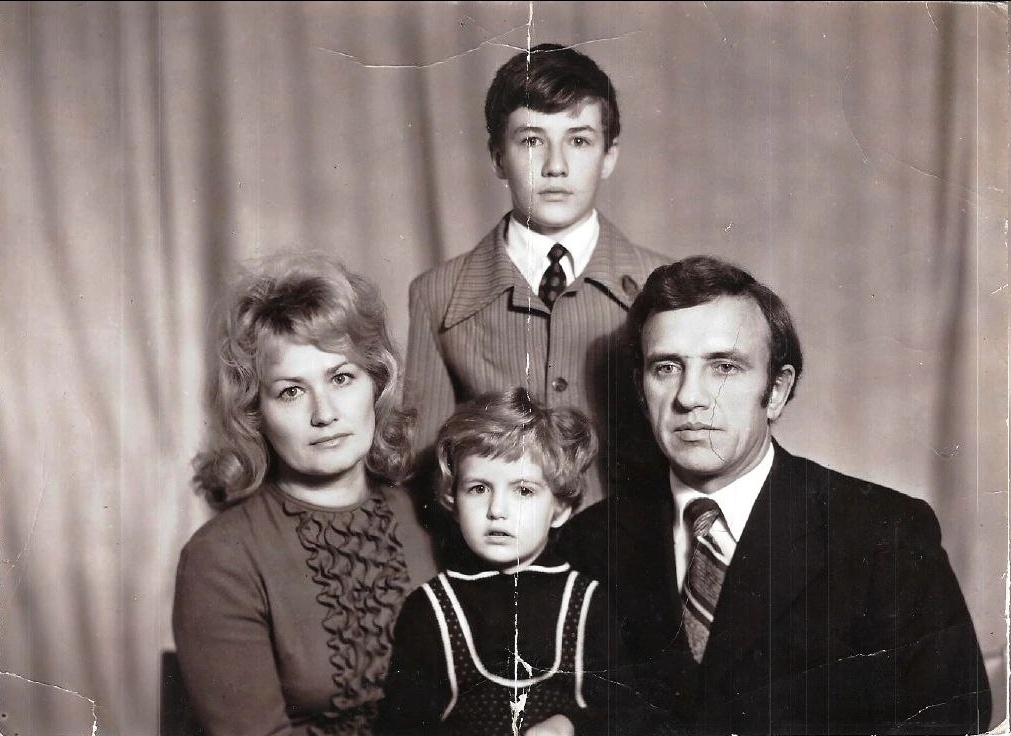    Артур Парфенчиков с семьей. Фото из личного архива.