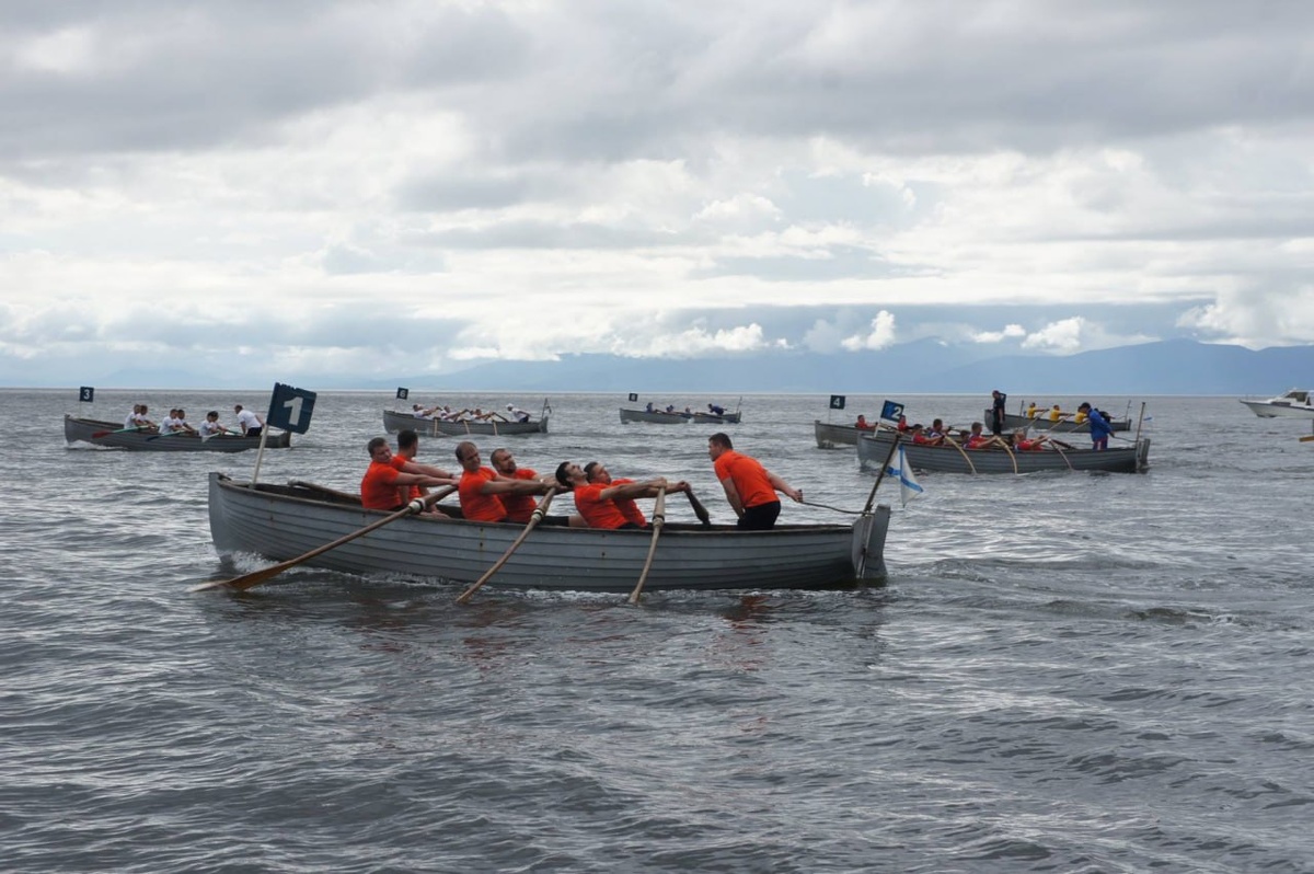 Рис.1 Гонки на шлюпках  Ял 6 под весдами:  сила, выносливость , командный дух..