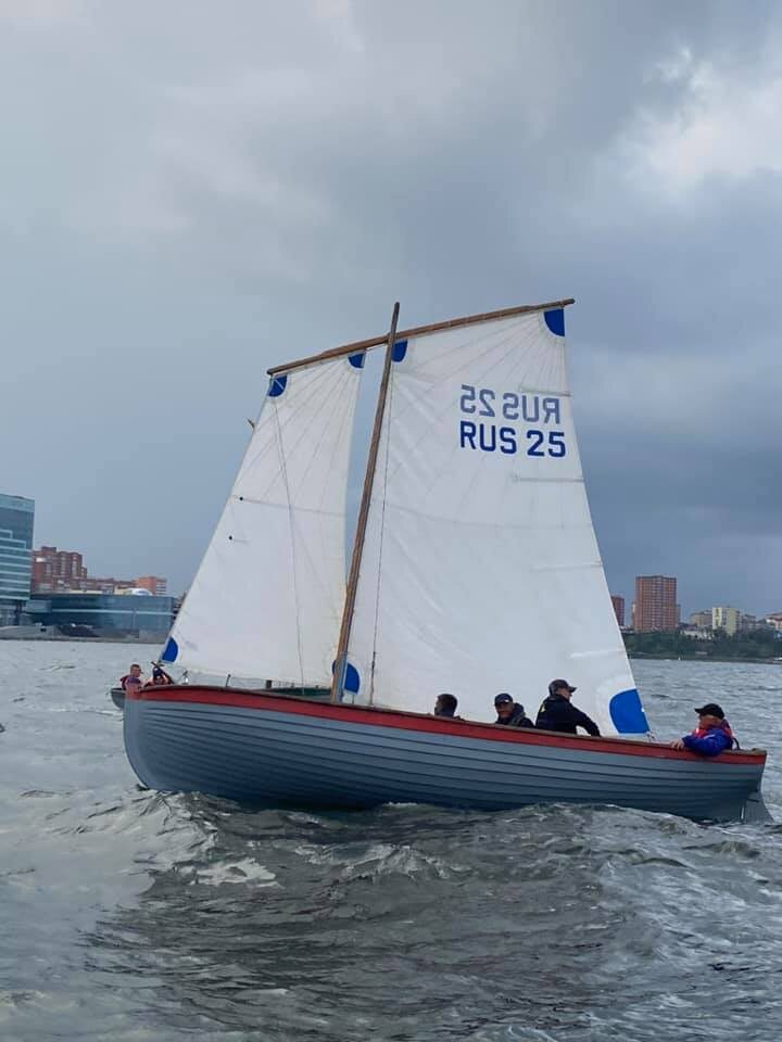 Рис. 2. ЯЛ 4 под парусами, так у меня в архиве подписано. Это Владивосток.