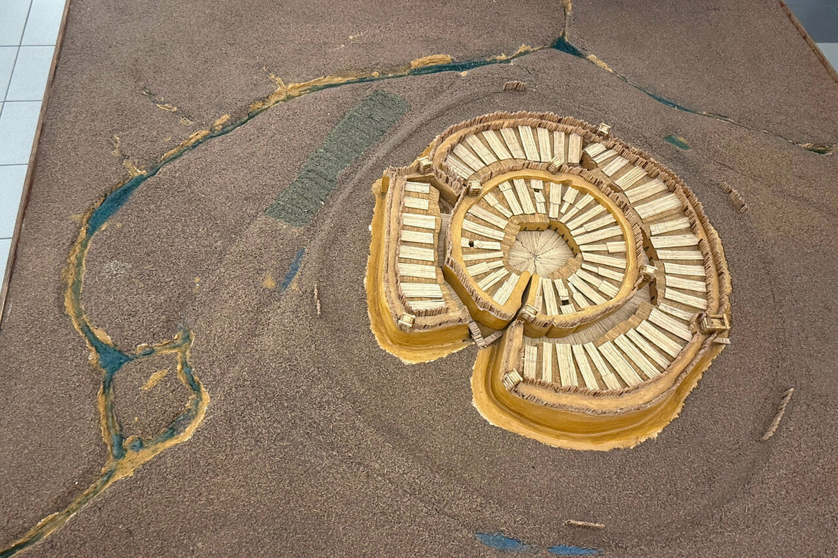 Художественная реконструкция Аркаима: по подсчётам учёных, здесь могли жить до тысячи человек — очень крупное поселение для степей той эпохи. Фото: Гордон Шмуэль / Яндекс Карты