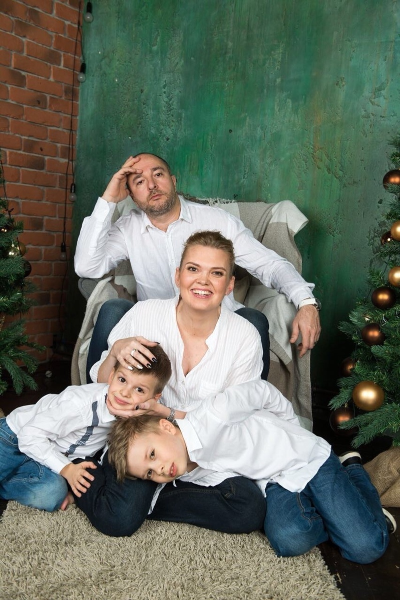 Дмитрий Миропольский с супругой Ксенией и сыновьями Габриэлем и Матвеем. Фото: предоставлено героем публикации