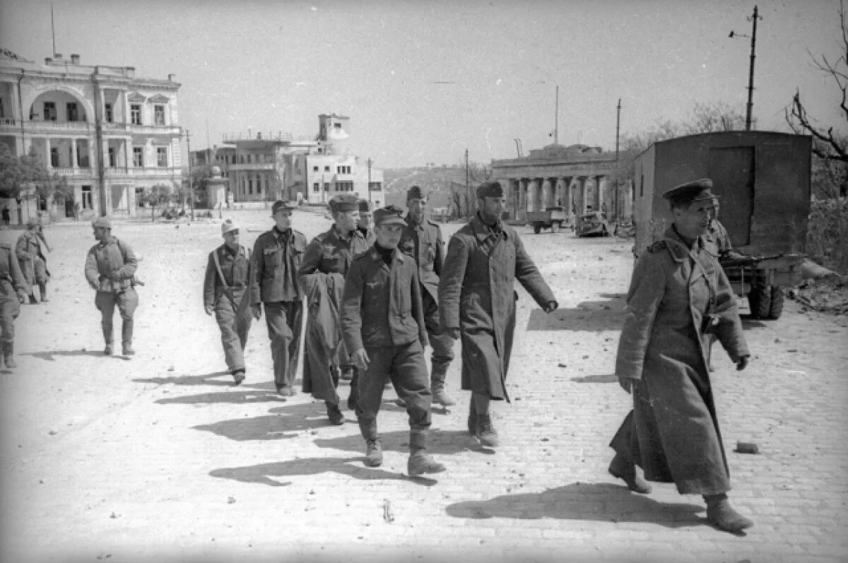    Немецкие военнопленные в Севастополе, конвой минимальный: куда они денутся?
