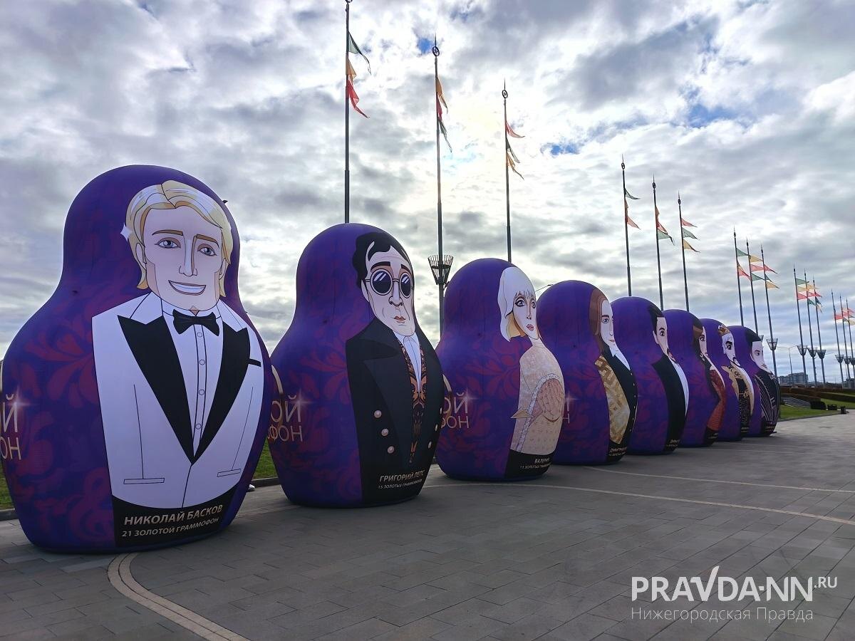    На матрешках изображены исполнители, у которых больше всего \