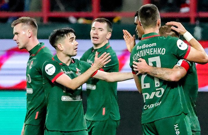    Игроки "Локомотива" радуются победе в матче.Евгений Мессман/ТАСС