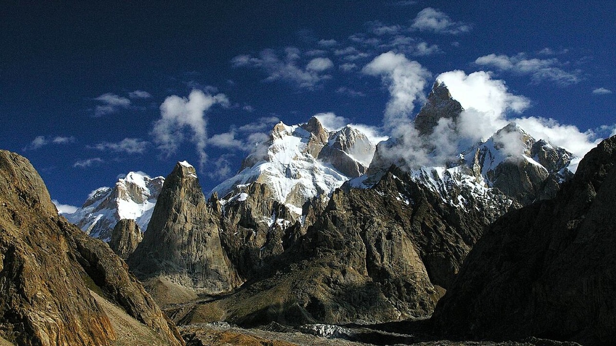 Вид на Байнта-Брак и Южный палец с ледника Биафо