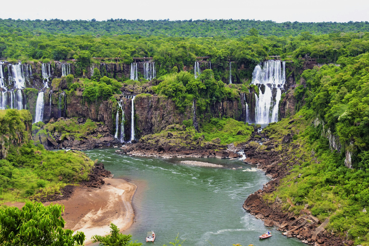 Комплекс из 275 водопадов на реке Игуасу — одна из самых посещаемых достопримечательностей Бразилии. Для туристов оборудованы смотровые площадки, отели, кемпинги, а в окрестностях даже построили аэропорт. Фото: Jeffrey Eisen / Unsplash