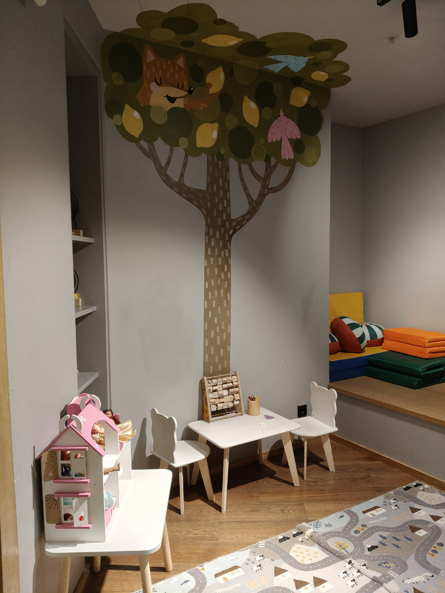 Просторная и стильная детская комната, которая подойдёт для детей разных возрастов