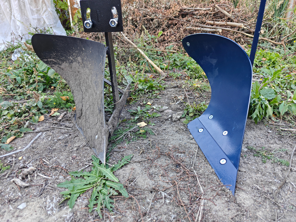 Плуг Агромаш (слева) и Нева (справа)