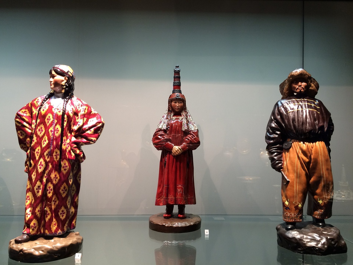 Источник: https://ru.wikipedia.org/   С.-Петербург. Музей Императорского фарфорового завода. Скульптуры из серии "Народности России". Модели П. П. Каменского (1858–1922). Императорский фарфоровый завод, Россия. 1907-1917 гг. 