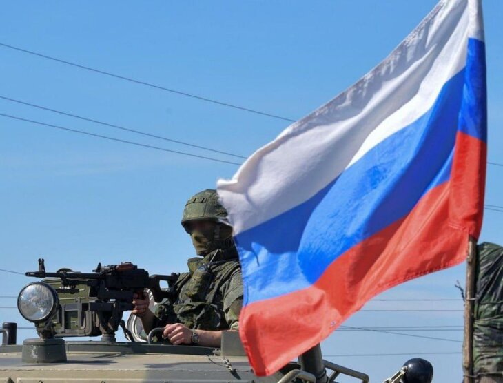     Российский военнослужащий в зоне СВО. Источник: t.me/Tristatridzatri.