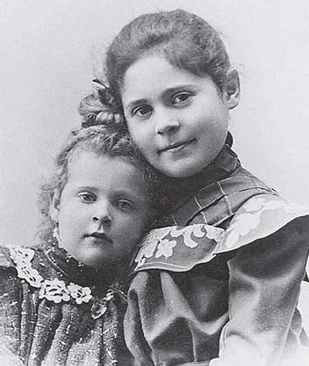 Лиля (справа) и Эльза Каган, 1900 год