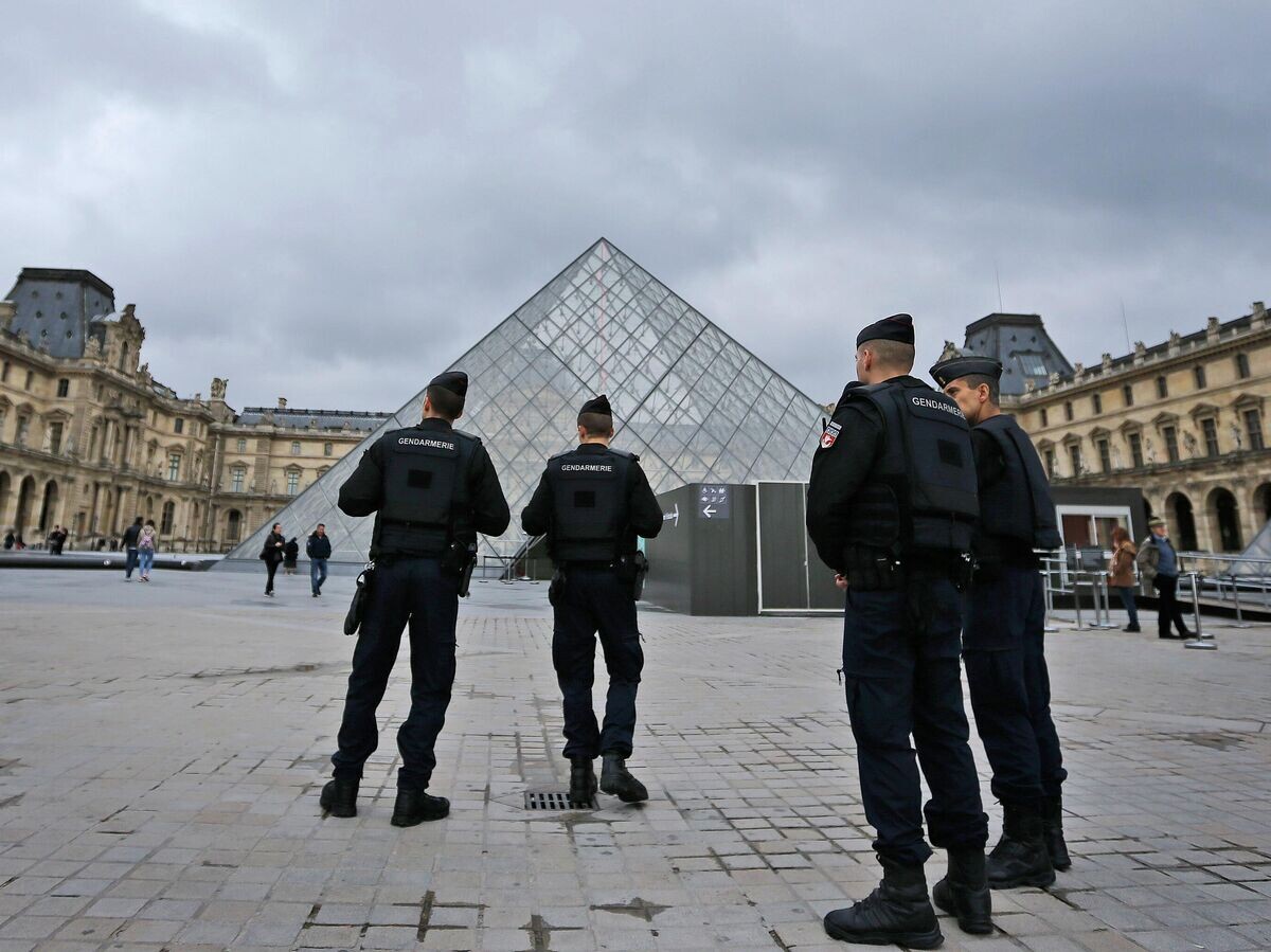    Полицейские у здания Лувра в Париже, Франция© AP Photo / Frank Augstein