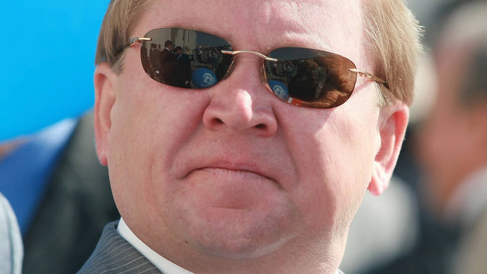 Будущий директор химических предприятий Перми и влиятельный пермский политик Геннадий Шилов родился в соседнем регионе — в поселке Кез Удмуртской АССР. В Удмуртии он только получил свидетельство о рождении, и практически сразу же семья переехала в соседнюю Молотовскую область — в Верещагинский район, в деревню Соболята. Его мама работала зоотехником на местной звероферме, отец — трактористом. Юный Геннадий Шилов проучился здесь до 4-го класса, пока семья не перебралась поближе к Перми — в село Гамово Пермского района, где его родители трудоустроились на племзавод «Верхнемуллинский». В семье помимо Геннадия Шилова есть еще два брата — старший и младший.📷Фото: Андрей Коршунов / Коммерсантъ